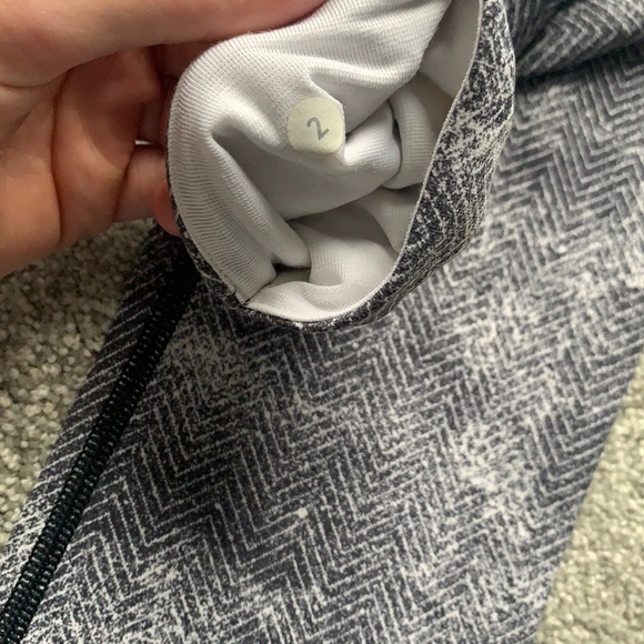 NWOT Grey Lululemon wunder under leggings! - Picture 2 of 4